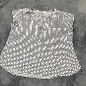 Liz Claiborne Black & White Short-Sleeve V-Neck Printed Blouse